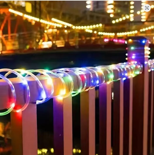 Manguera solar iluminando una cerca de noche
