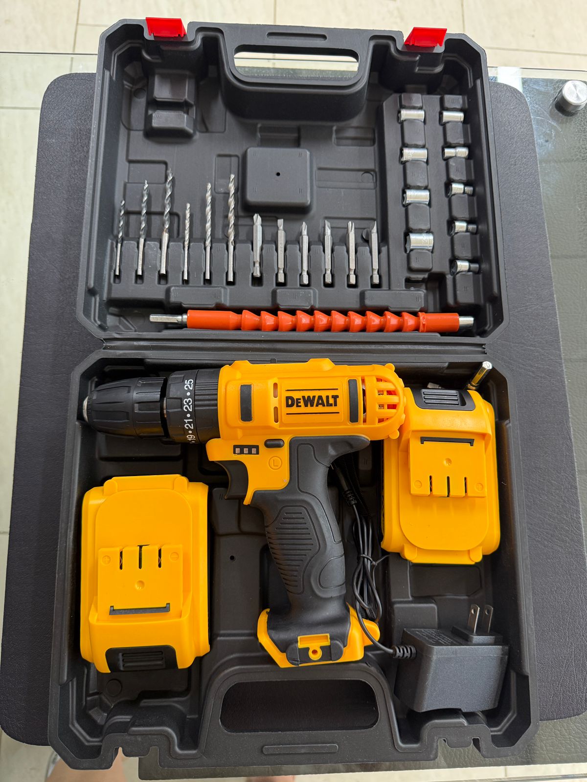 WOW 🔥 SOLO POR $164.990💥🔧 Taladro 48V con Mandril de 3/8p + 🔋 2 baterías +⚡ Cargador +  🎁 Con 24 Pzs de regalo + Maletín Rígido